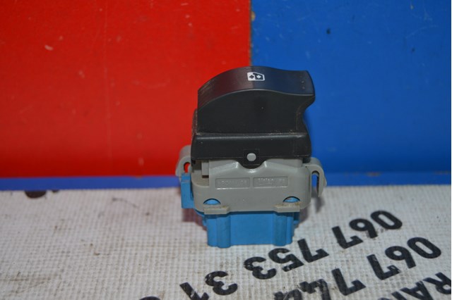 Кнопка стеклоподъемника передняя правая 8200476809 RENAULT
