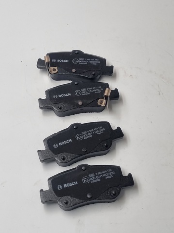 BOSCH 0986494182 Колодки тормозные задние дисковые в наличии Ровно