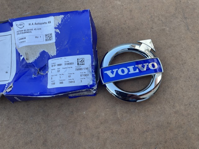Эмблема решетки радиатора 31383031 VOLVO