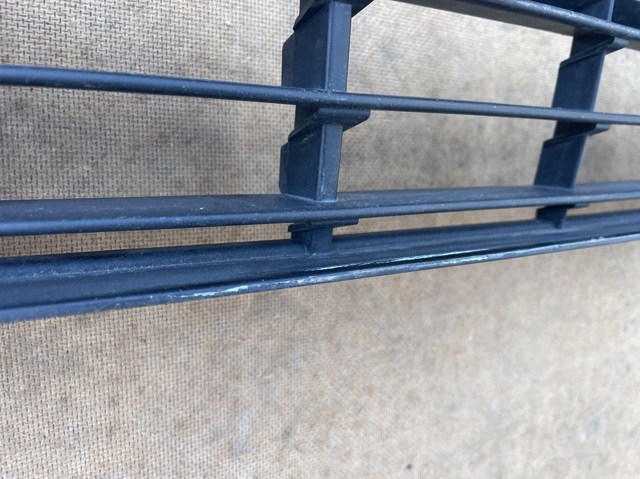 BMW 51117331724 Решетка бампера переднего центральная в наличии Киев