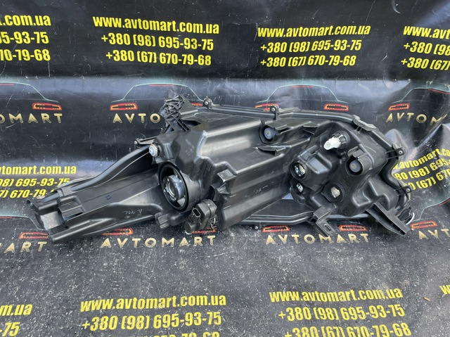 81130K0060 TOYOTA Правая фара купить в Ирпень