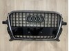 Audi q5 s-line lift 12-16 решітка радіатора біля отворів парктроніків обліз лак видно на фото 8R0853651ab