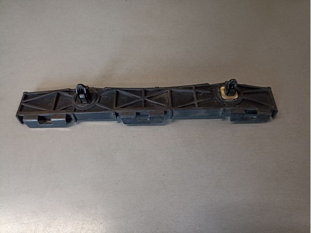 Направляющая заднего бампера, правая 5215753040 TOYOTA