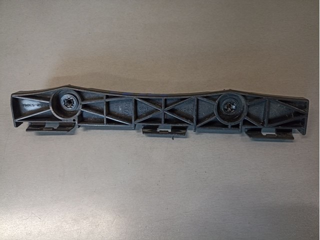 Направляющая заднего бампера, левая 5215853040 TOYOTA