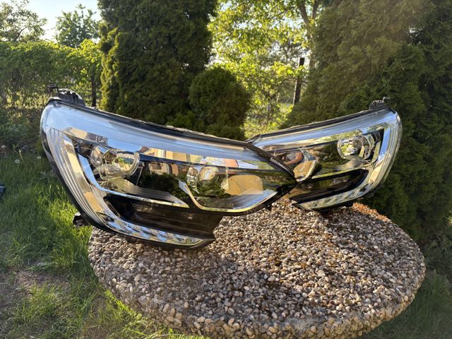 Фара передняя правая 260106827R RENAULT