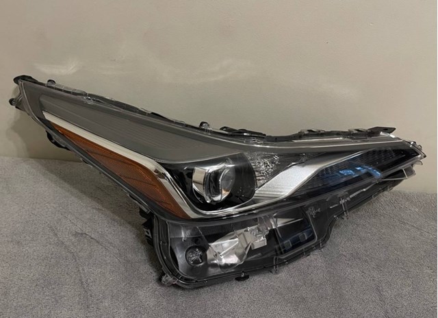 TOYOTA 8114047A00 Фара правая в наличии Ужгород