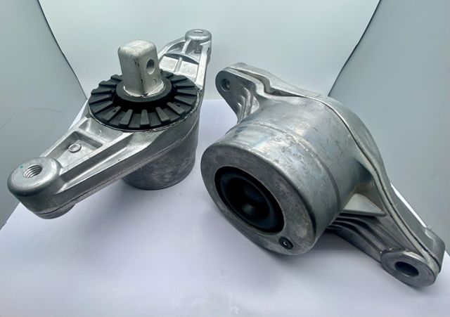 Подушка (опора) двигателя, левая 670003629 MASERATI