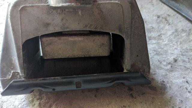 Левая опора двигателя 1J0199555AJ VAG