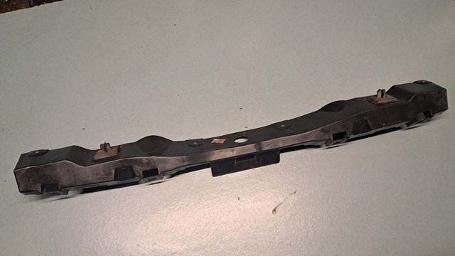 Кронштейн бампера заднего, центральный 8200022224 RENAULT