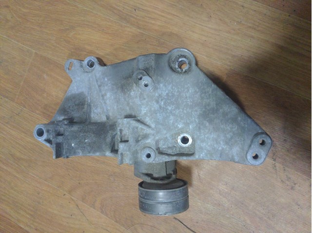 8200100148 RENAULT Кронштейн генератора купить в Тернополь