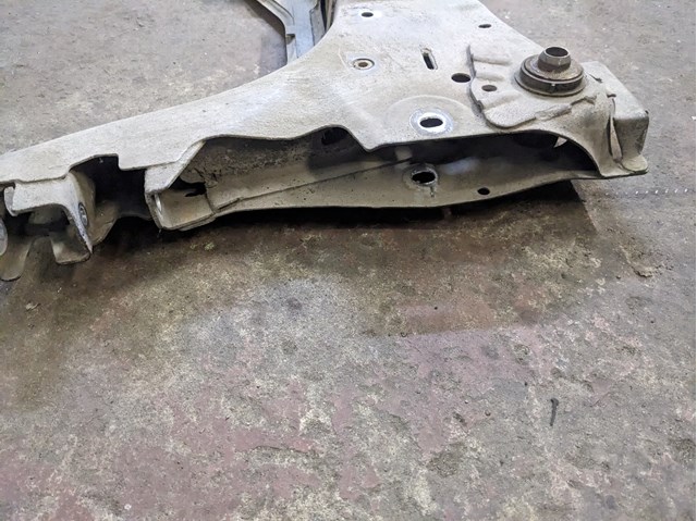 RENAULT 8200742904 Подрамник передний в наличии Украина