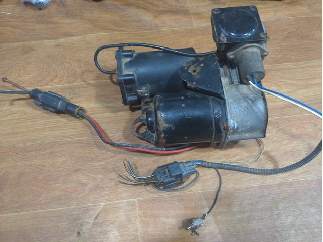 Компрессор подкачки амортизаторов RQG500150 LAND ROVER