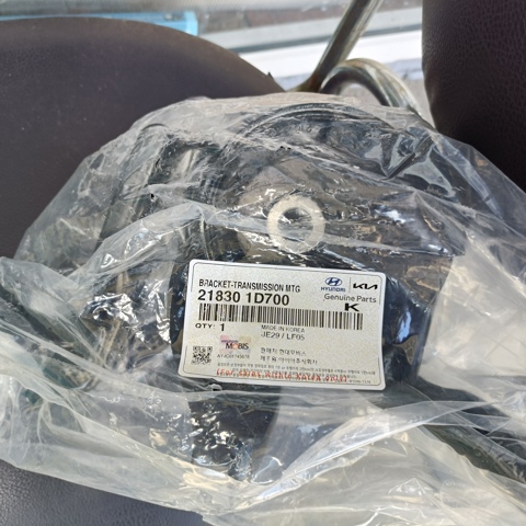 Подушка (опора) двигателя, левая 218301D700 HYUNDAI