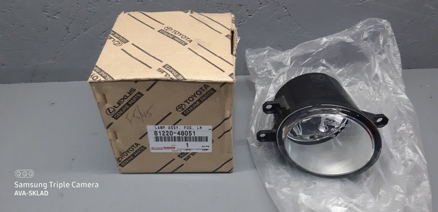 Левая противотуманная фара 8122048051 TOYOTA