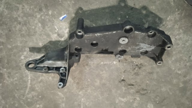 Кронштейн крепления генератора Volvo S60 1