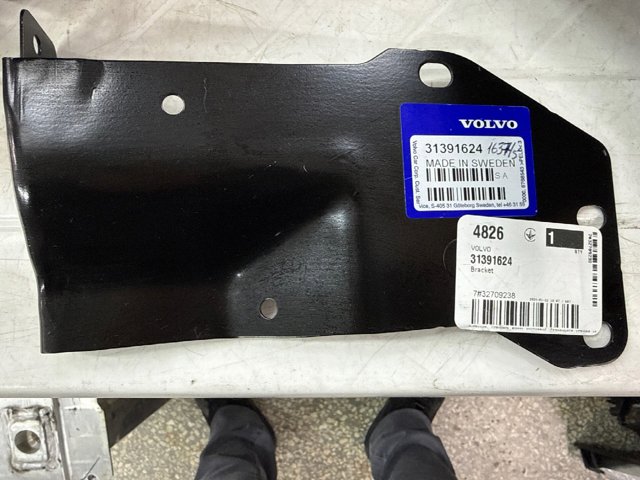 31391624 VOLVO Кронштейн передней панели правый купить в Ровно