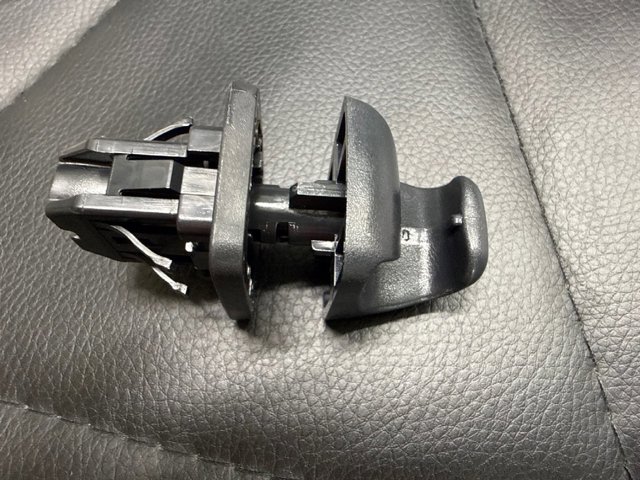 7434833040C2 TOYOTA Фиксатор солнцезащитного козырька купить в Львов