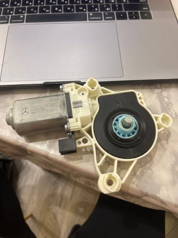 Мотор стеклоподъемника двери передней, правой A0009065008 MERCEDES