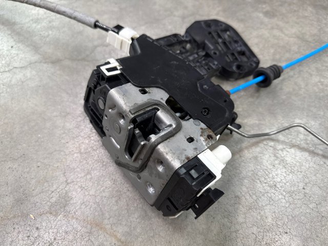 Замок передней пассажирской двери A1667200435 MERCEDES