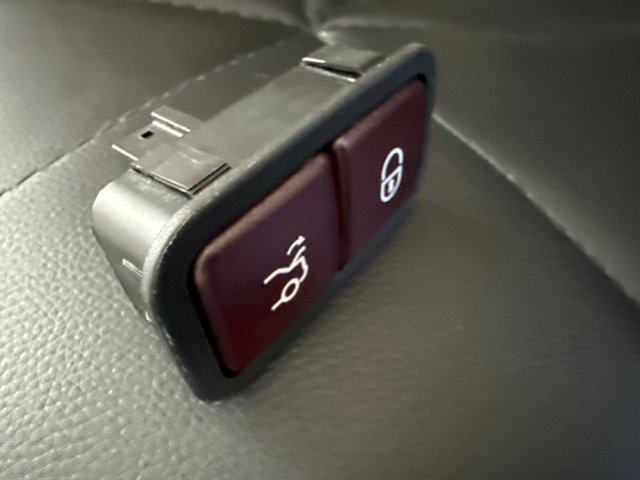 Кнопка салона привода замка 3/5 двери (ляды)/крышки багажника A2208211479 MERCEDES