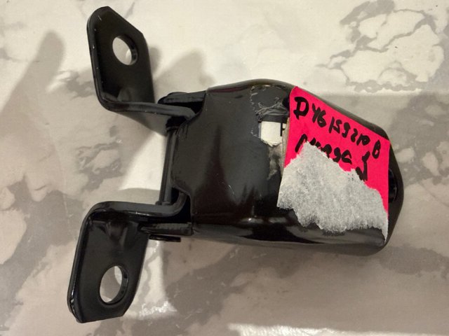 Петля передней двери правая D46159210B MAZDA
