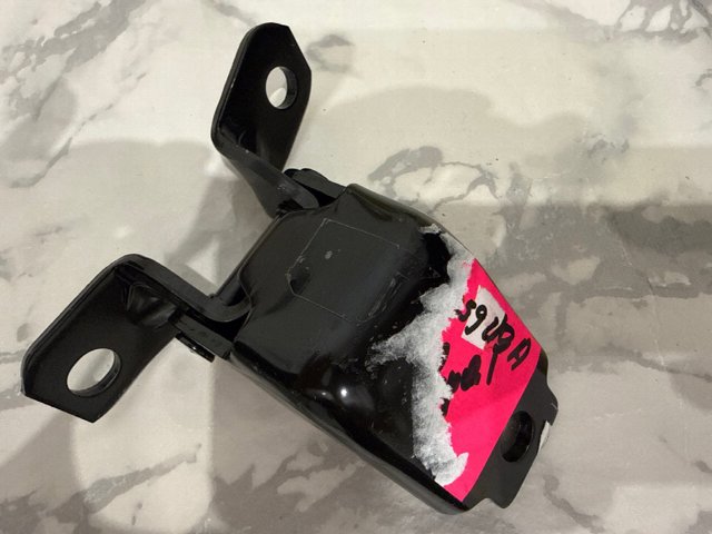 Петля водительской двери KD5359210A MAZDA