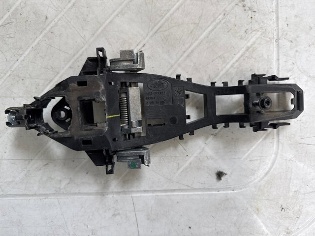 Держатель наружной ручки двери, передней правой LR108184 LAND ROVER