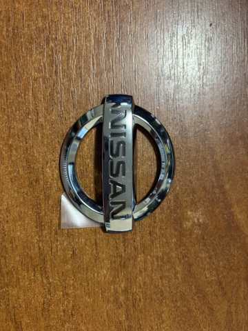 Фирменный значек на багажник 848908H700 NISSAN