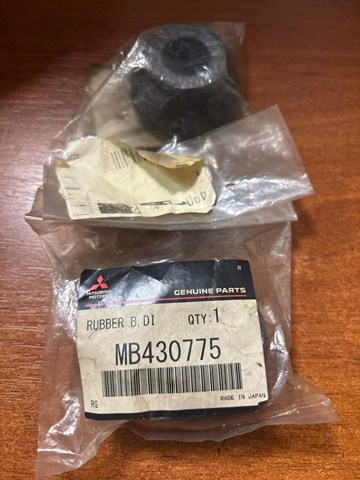 Сайлентблок траверсы крепления переднего редуктора, правый MB430775 MITSUBISHI