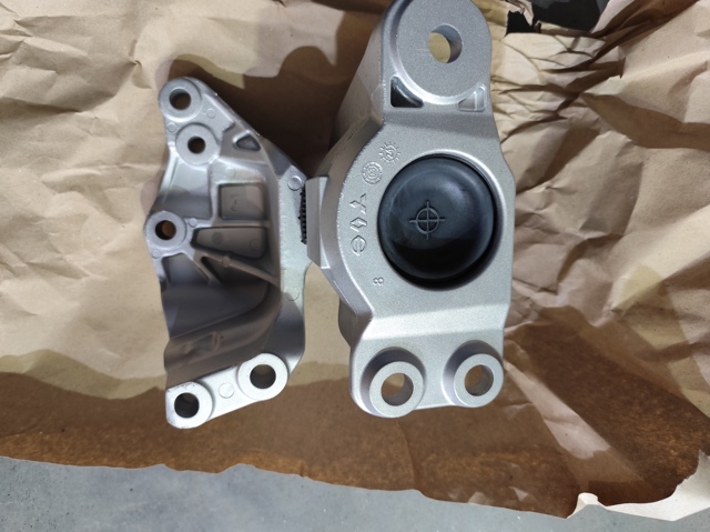 Правая подушка двигателя 112106RA0A NISSAN