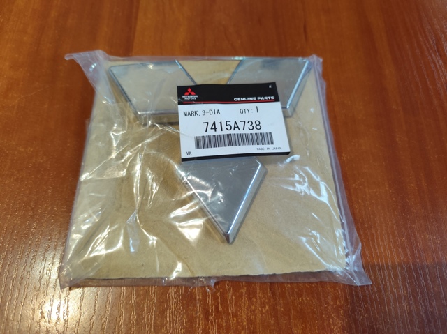 Эмблема на решетку радиатора 7415A738 MITSUBISHI