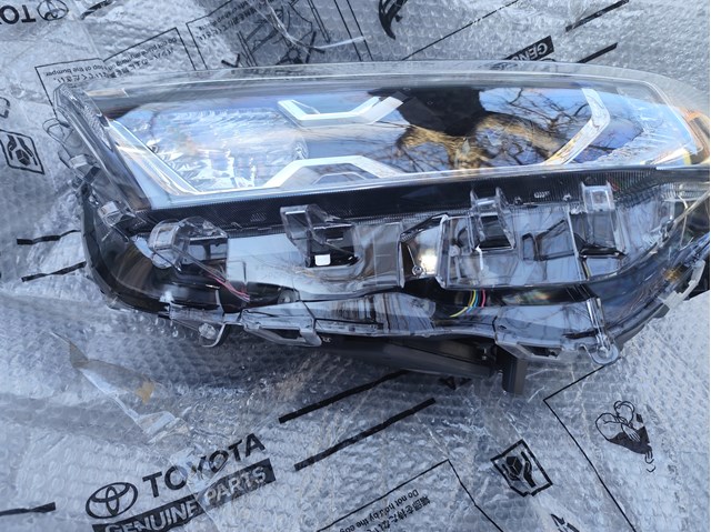 TOYOTA 8118542A32 Левая фара в наличии Павлоград
