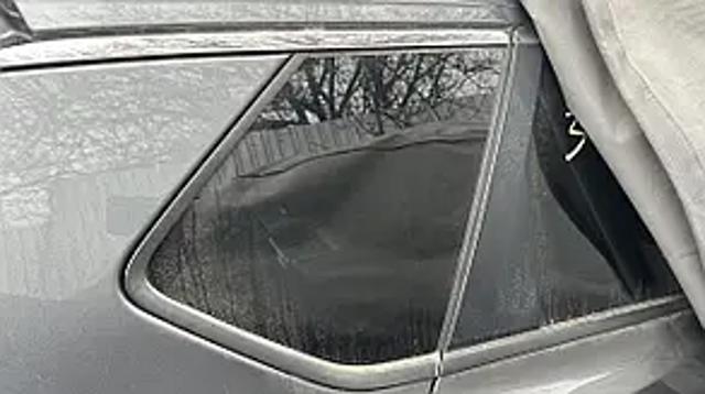 Стекло багажного отсека, правое 833006RR0A NISSAN