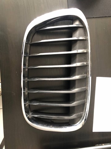 Решетка радиатора правая 51117383364 BMW