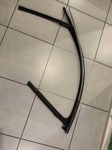 Направляющая стекла рамки двери, переднего левая 8W0837431D VAG