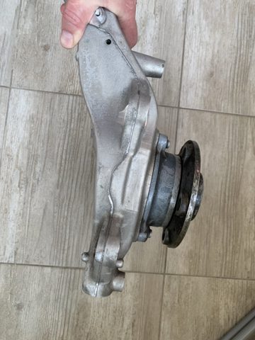 VOLVO 32298139 Цапфа передняя левая в наличии Украина