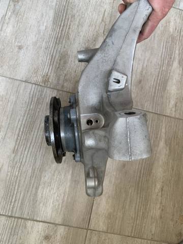 VOLVO 32298139 Цапфа передняя левая в наличии Львов