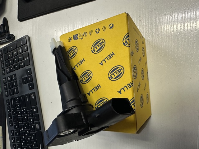 Датчик уровня масла 6PR013680211 HELLA
