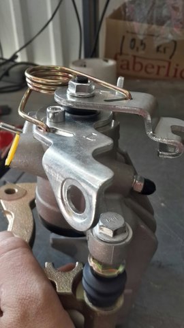 Задний левый суппорт Chery Eastar