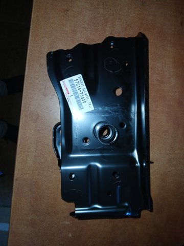Кронштейн усилителя переднего бампера 5701476030 TOYOTA