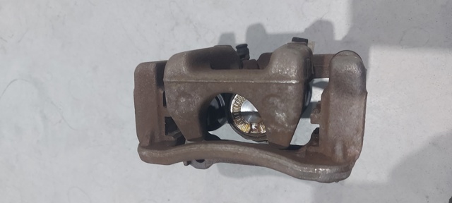 Задний левый суппорт 58210D7700 HYUNDAI