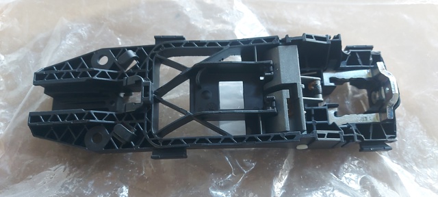 Держатель наружной ручки двери, передней левой 8V0837885 VAG