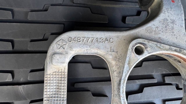 CHRYSLER 4877659AD Цапфа передняя левая в наличии Черновцы