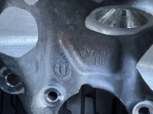Цапфа (поворотный кулак) передний правый 68483788AC CHRYSLER