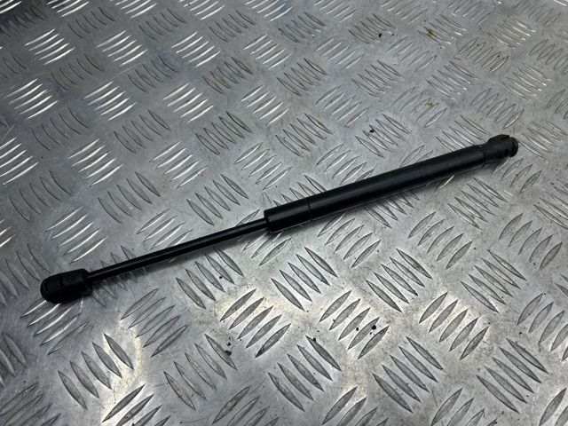 Стойка капота правая 105360600B TESLA