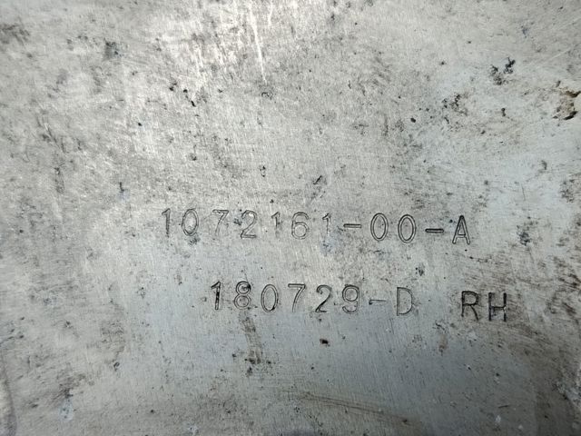 Кожух тормозного диска заднего правый 107216100A TESLA