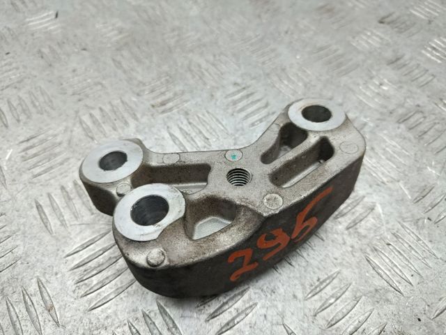 Кронштейн подушки (опоры) двигателя, правой 112315NA0A NISSAN