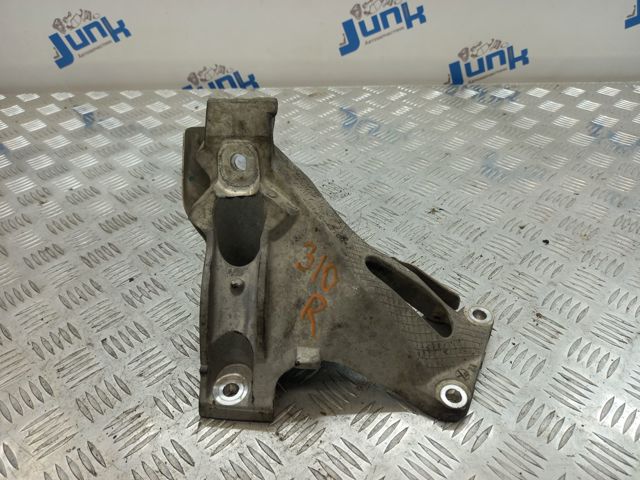 Кронштейн подушки (опоры) двигателя, правой 22116797920 BMW