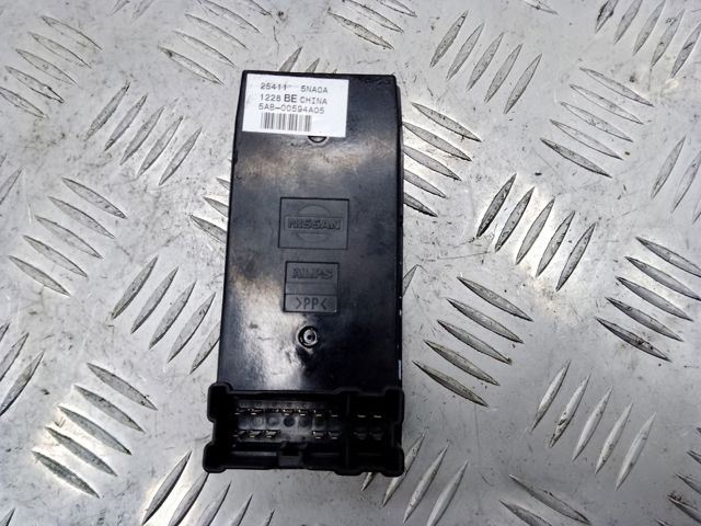 Кнопка стеклоподъемника передняя правая 254115NA0A NISSAN