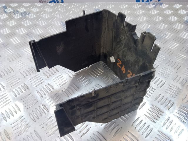 VAG 3C0915335 Полка под аккумулятор в наличии Николаев